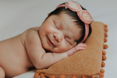 Sessão newborn, bebé a dormir com acessórios artesanais, Riva Vilas Boas Photography