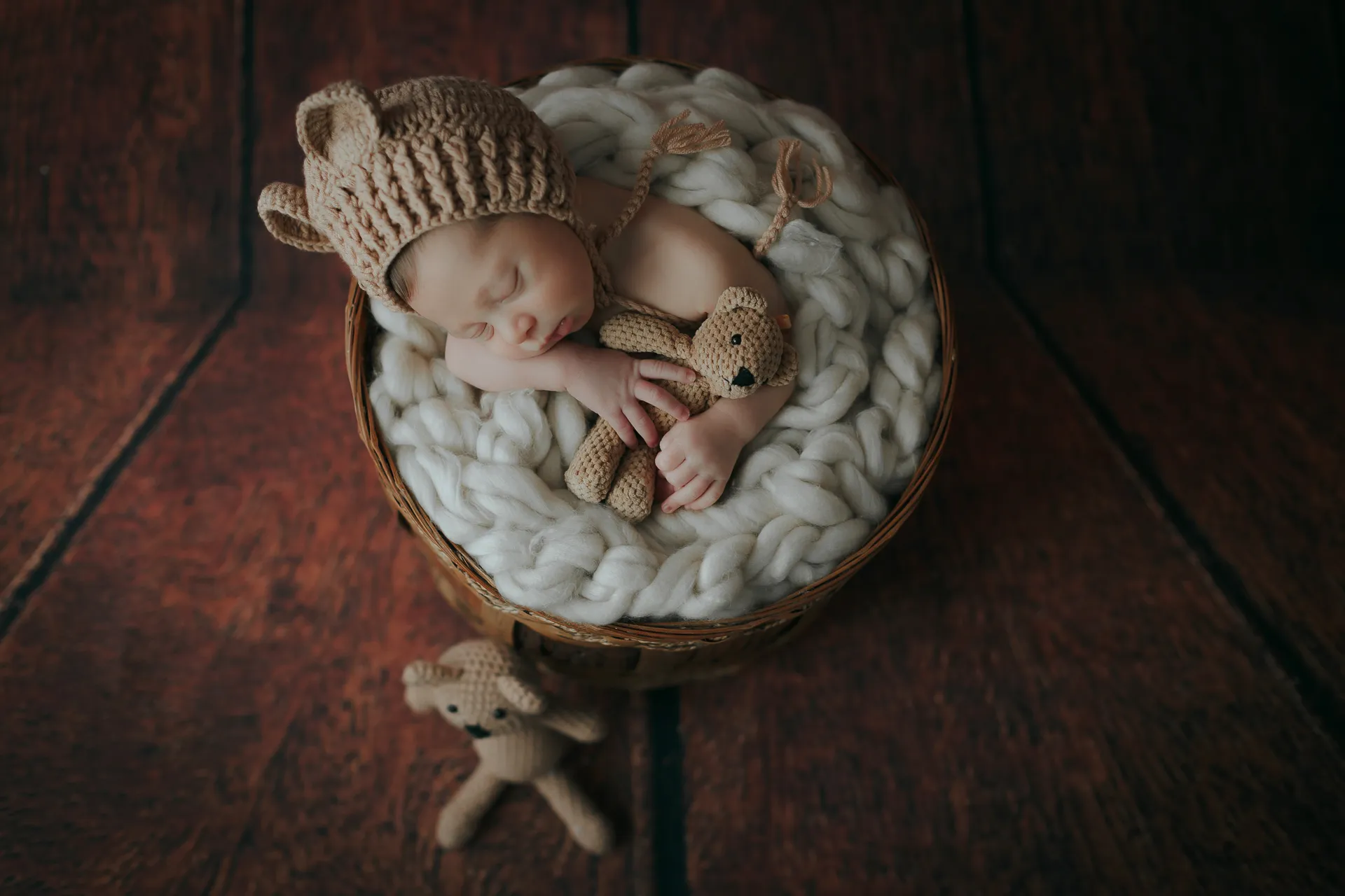 Sessão newborn no Estúdio Riva Vilas Boas Photography em Lisboa — bebé recém-nascido fotografado com luz suave e delicadeza